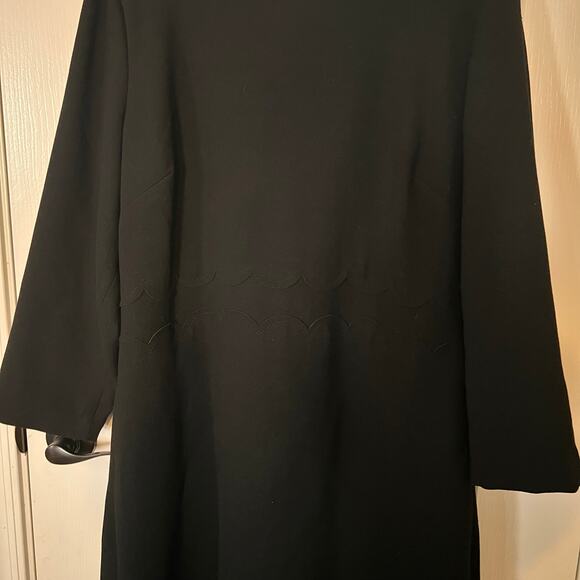 Banana Republic Double-Face
Scalloped Waist Dress, Black SIZE 16 BNWT
T #378849 - Picture 6 of 8